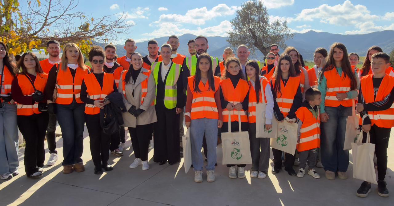 Të rinjtë vizitojnë Zonën e Trajtimit të Mbetjeve në Tiranë