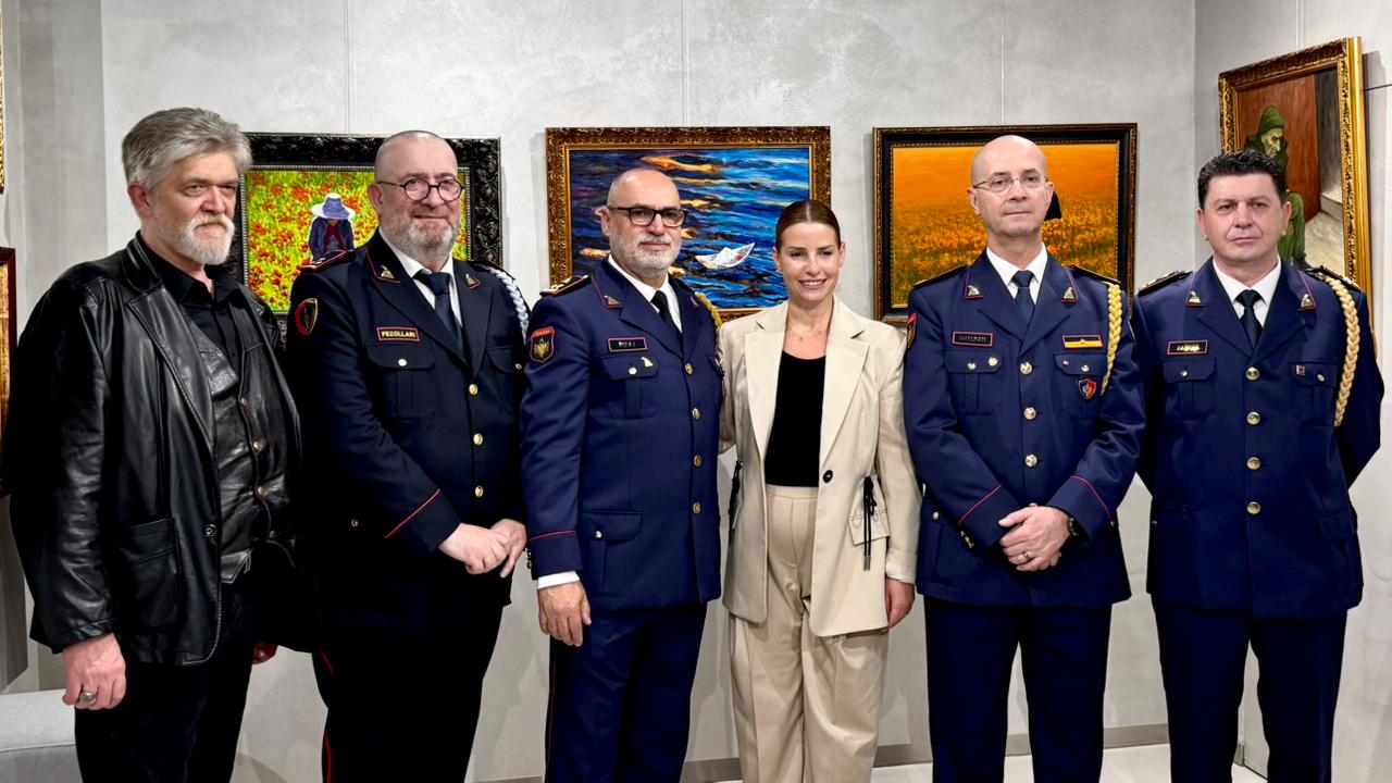 Ekspozitë me krijime të zyrtarëve të policisë në “PUBLIK Galeri”, modeli i ri i ripërdorimit social të pasurive të konfiskuara nga AAPSK